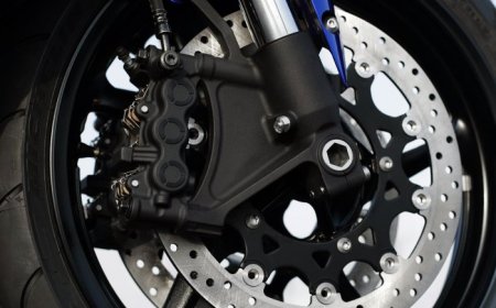 Yamaha YZF-R1 2007 - радиальные 6-поршневые тормоза. Мощные машинки!
