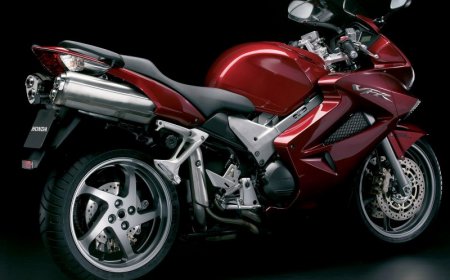 Honda VFR800 2006 оснащается комбинированной тормозной системой