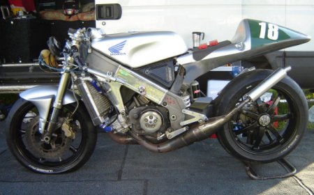 На фото хорошо видно выпускную систему с резонатором. Honda RS250R