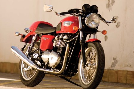 Triumph Thruxton 2008, 2 цилиндра в ряд, чередование вспышек через 360 градусов