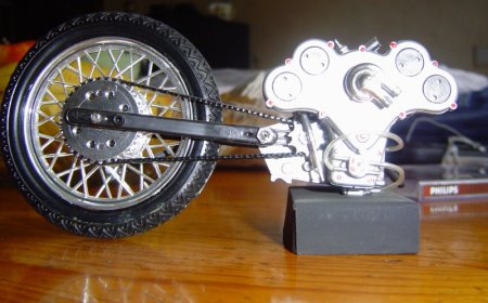 Забавная, но от того не менее показательная моделька цепной главной передачи Moto Guzzi V8