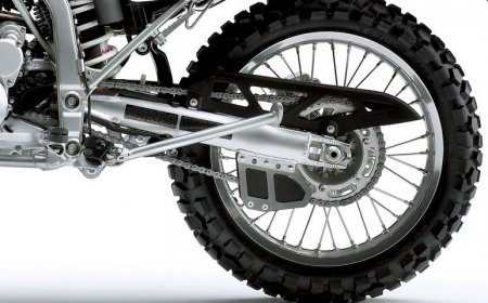 Дополнительный элемент на мотоциклах с цепным приводом и длинноходной подвеской - успокоитель цепи, который препятствует соскакиванию цепи со здездочки (Kawasaki KLX250 2009)