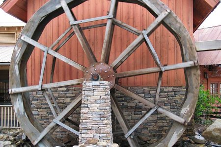 Колесо водяной мельницы выдает огромный крутящий момент. Только оборотов маловато.