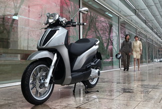 Carnaby Cruiser 300 – новинка в семействе скутеров Piaggio