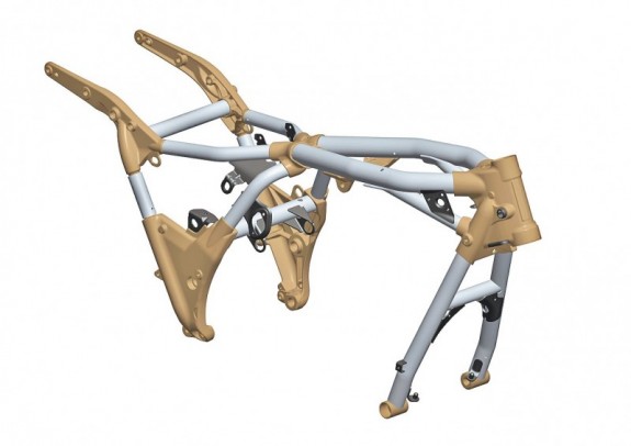 Высота рядной «двойки» не оставила места для нижних труб рамы, поэтому пришлось замкнуть ее через картер силового агрегата. Стальные трубы соединены литыми алюминиевыми деталями, так что в целом получился очень жесткий узел.