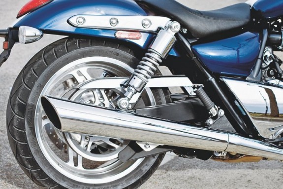 Несмотря на минимум регулировок (только предварительное поджатие пружин по пяти позициям), задняя подвеска с двумя амортизаторами Showa выполняет свою работу отлично. Саунд из глушителей классического вида (по схеме 2-1-2) завораживает.