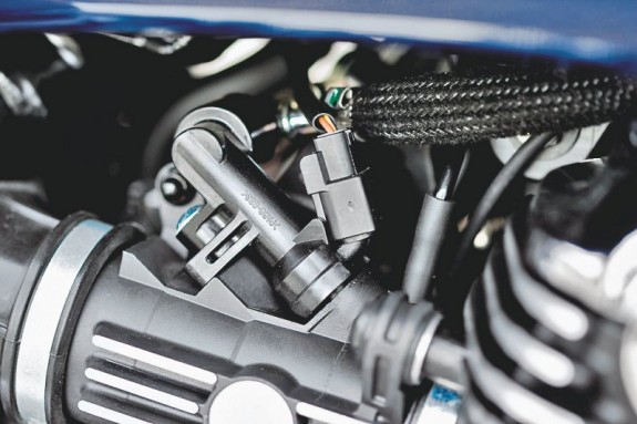 Система питания – с одной форсункой на каждый цилиндр (диаметр диффузора 42 мм) и электронным блоком управления Keihin.