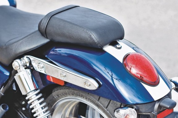 Задний фонарь – классической формы «капелька» – украшает крыло. Подсветка номерного знака возложена на отдельный фонарь.