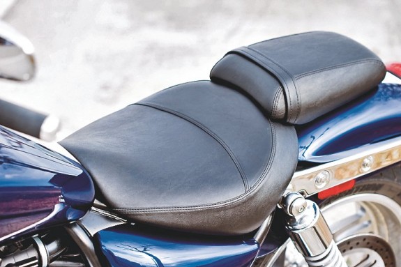 Седло расположено довольно низко (на высоте 702 мм), но при посадке не возникает ощущения того, что ты куда-то «провалился». Впрочем, создатели мотоцикла на первое место явно ставят рациональность, а не стиль. Добро пожаловать в мир удобных круизеров!