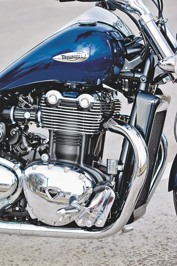 Силовой агрегат Triumph Thunderbird – рядная «двойка» жидкостного охлаждения. Радиатор «замаскирован» меж передних труб рамы. Покупателям будет предложен кит, позволяющий превратить стандартные 85 л.с. и 1600 см³ в 100 л.с. и 1700 см³.