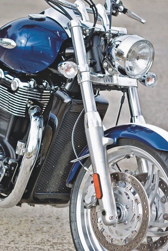 Передняя вилка Showa – нерегулируемая, но ее характеристики подобраны отменно. Два диска 310 мм с 4-поршневыми скобами Nissin обеспечивают выдающиеся для класса круизеров тормозные качества.