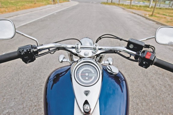 На расположенной на бензобаке приборной панели – большой спидометр и размещенный в его нижней части тахометр. На жидкокристаллический дисплей можно вывести время и значения общего и суточного пробега (в том числе – и пробега на остатке топлива).